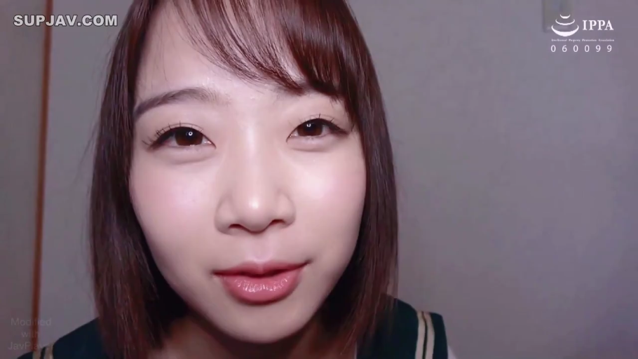 室内 · 眼睛特写 · 温柔注视 · 深色水手服