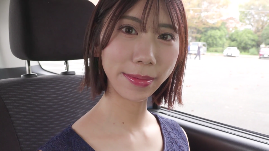 肩部特写 · 温柔 · 汽车内 · 深蓝色蕾丝上衣 · 光线明亮