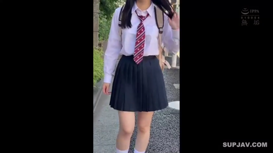 无码 · 书包 · 户外街道 · 红白条纹领带 · 自然平淡 · 中景镜头