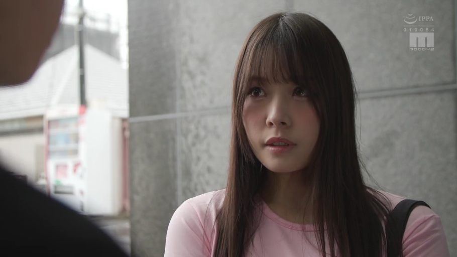 若有所思 · 脸部特写 · 户外 · 粉色短袖上衣