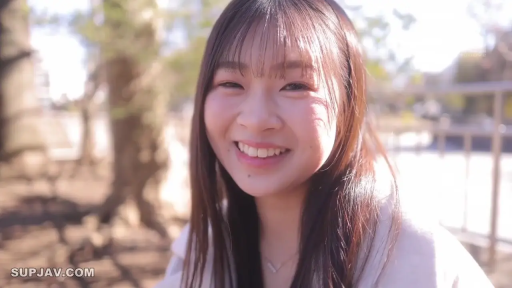 脸部特写 · 浅色外套 · 公园 · 甜美笑容 · 阳光充足