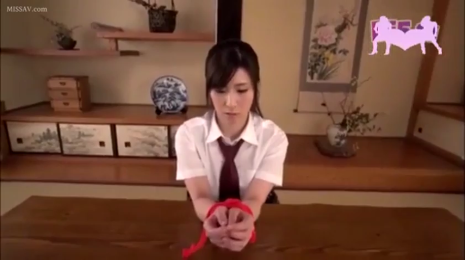 和室 · 深色领带 · 有些无奈 · 红色绳子 · 手腕特写