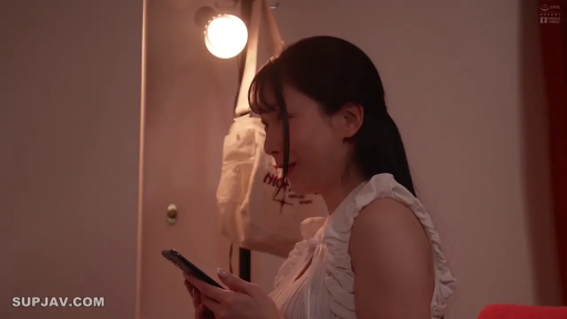 微笑 · 背包 · 侧脸特写 · 白色无袖上衣 · 室内卧室 · 暖色灯光