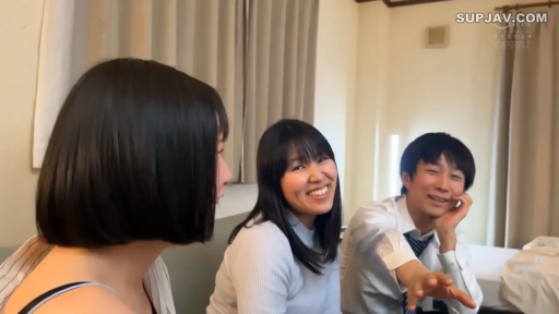 卧室 · 开朗 · 白色针织衫 · 中间女子正脸