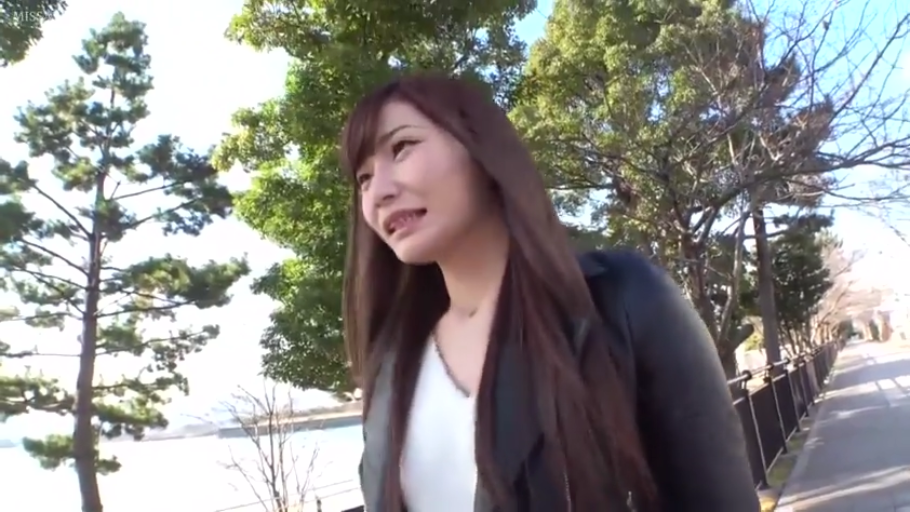 站立 · 中景 · 困惑 · 户外 · 长发 · 走路 · 黑色夹克