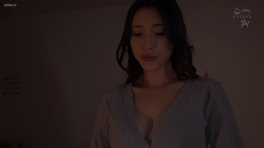 深沉 · 面部特写 · 昏暗的卧室 · 灰色深V领针织衫 · 光线阴暗