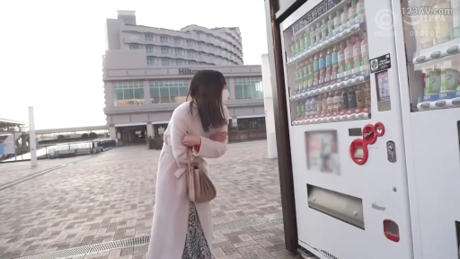 全身 · 站姿 · 戴口罩 · 户外广场 · 自动贩卖机 · 日间 · 选购 · 长款大衣