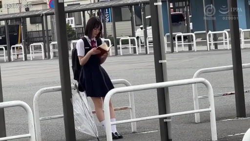 全身 · 专注 · JK制服 · 户外 · 偷拍视角 · 倚靠 · 雨伞 · 看书