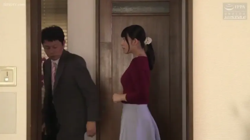 办公室 · 交谈中 · 女性穿深红色长袖上衣和浅色半身裙