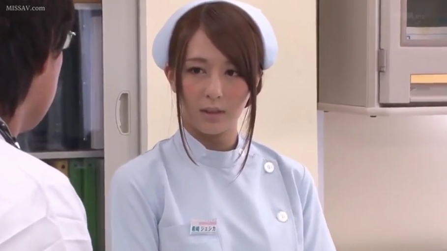 专注 · 头部特写 · 白色护士服 · 医院诊室 · 护士帽 · 胸前戴有名牌
