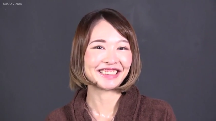 脸部特写 · 开朗 · 摄影棚 · 棕色浴袍