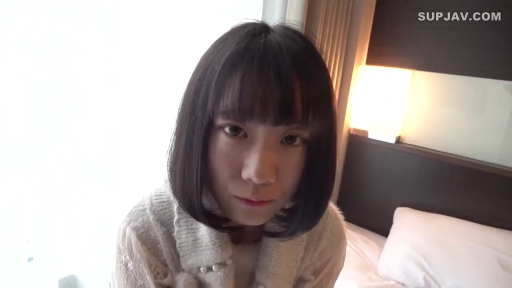 坐姿 · 脸部特写 · 卧室 · 平静 · 枕头 · 对视 · 毛衣 · 短发