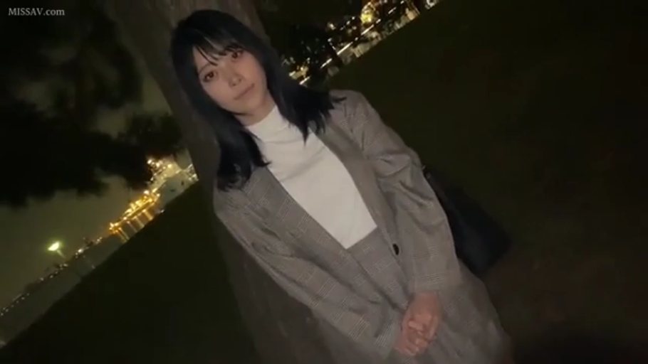 站立 · 自然 · 半身 · 注视 · 长发 · 单肩包 · 户外夜景 · 西装套裙