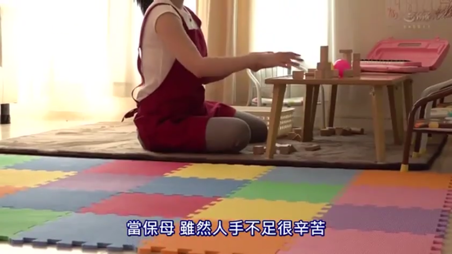 儿童房 · 平静 · 灰色紧身裤 · 红色围裙 · 女性上半身侧面 · 背景有儿童游戏设施
