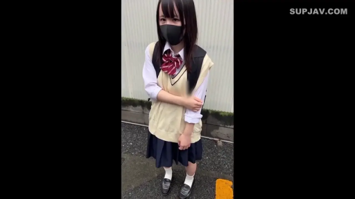全身 · 制服 · 站立 · 站立 · 屋外 · 平凡 · 口罩