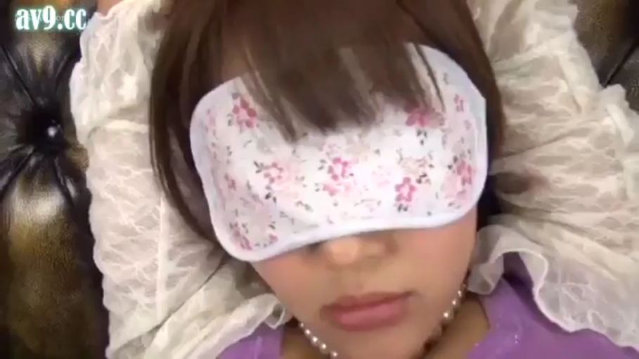 卧室 · 无表情 · 头部特写 · 白色蕾丝袖子 · 花卉图案眼罩 · 皮质靠垫