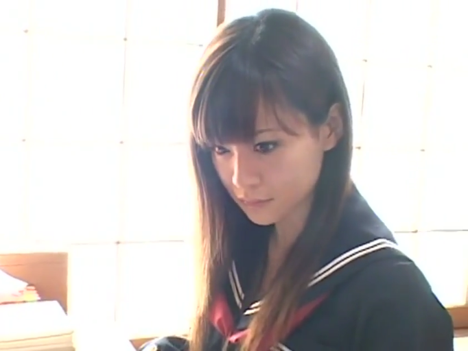 平静 · 面部特写 · 日式房间 · 光线明亮 · 深蓝色校服