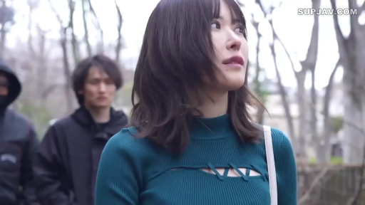 女子上半身半身像 · 公园或街道 · 单肩包 · 警惕 · 背景模糊 · 深绿色针织长袖衫