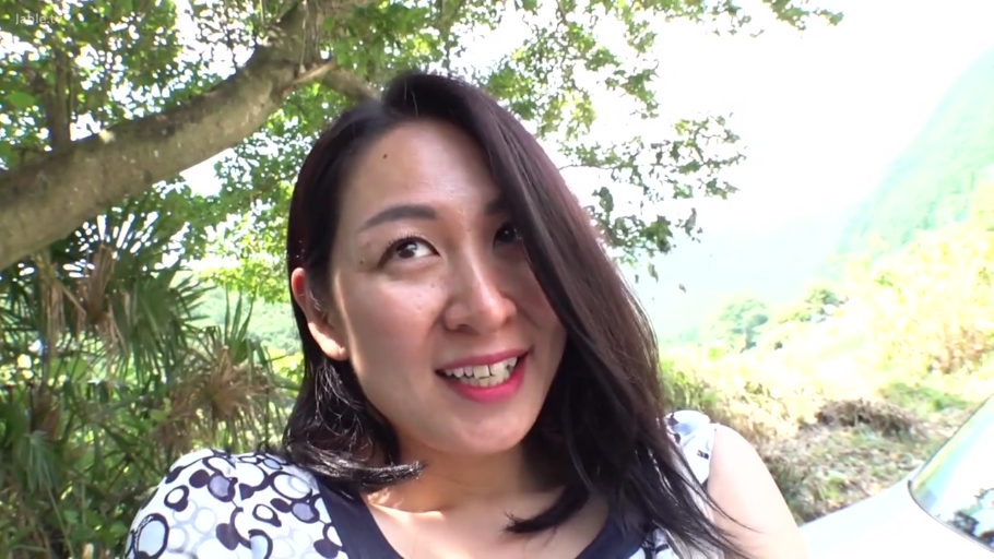 看着镜头 · 林间 · 人脸五官特写 · 图案印花上衣