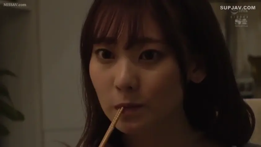 餐厅 · 凝视 · 眼神特写 · 家居服 · 筷子