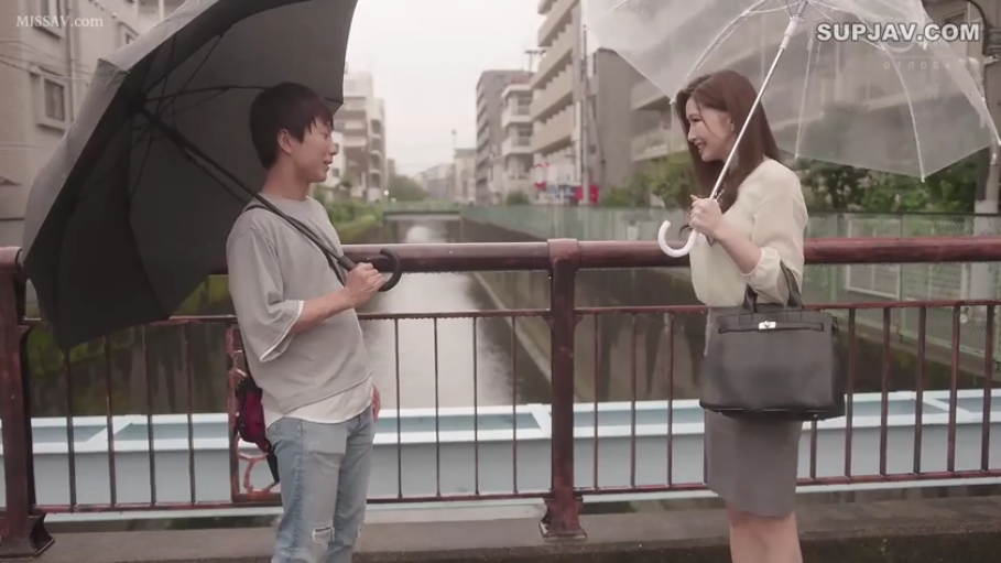 交谈 · 站立 · 中景 · 微笑 · T恤 · 雨伞 · 桥上