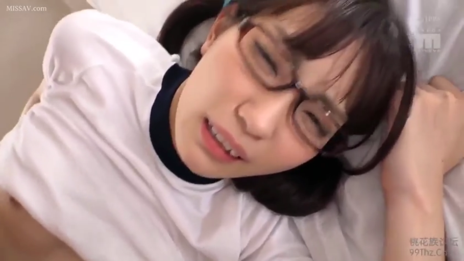眼镜 · 床上 · 呻吟 · 头部特写 · 汗水 · 白色运动T恤 · 性爱进行中