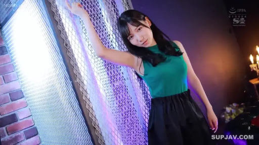 室内 · 中景 · 摆拍 · 妩媚 · 亚洲女性 · 扶墙站立 · 绿色无袖上衣 · 金属网格