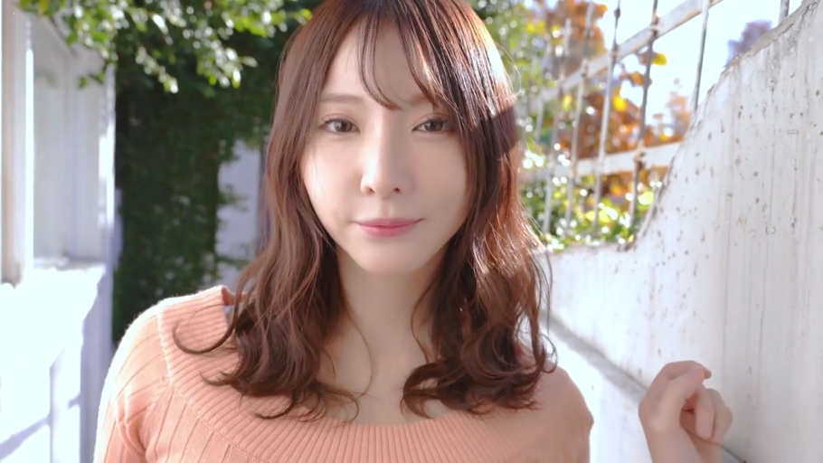 上半身特写 · 温柔 · 自然光 · 户外走廊 · 橙色针织衫