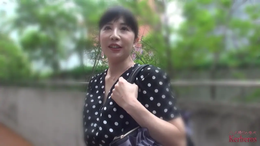 半身特写 · 温柔 · 户外 · 项链 · 波点连衣裙