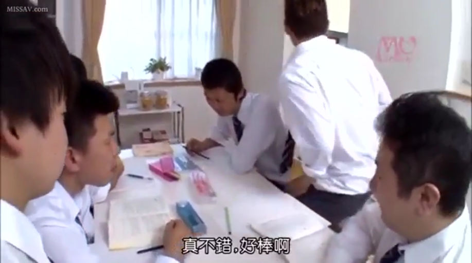 坐姿 · 交谈 · 教室 · 自然 · 制服 · 远景 · 多人 · 书本