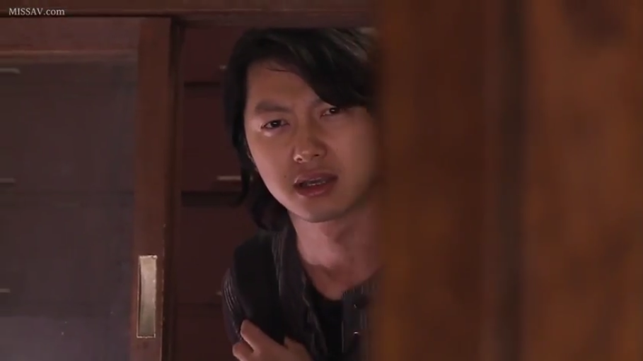 警惕 · 深色上衣 · 光线昏暗 · 男人面部特写 · 木门
