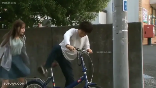 路边 · 自行车 · 正常表情 · 女子穿浅色上衣和蓝色裙子