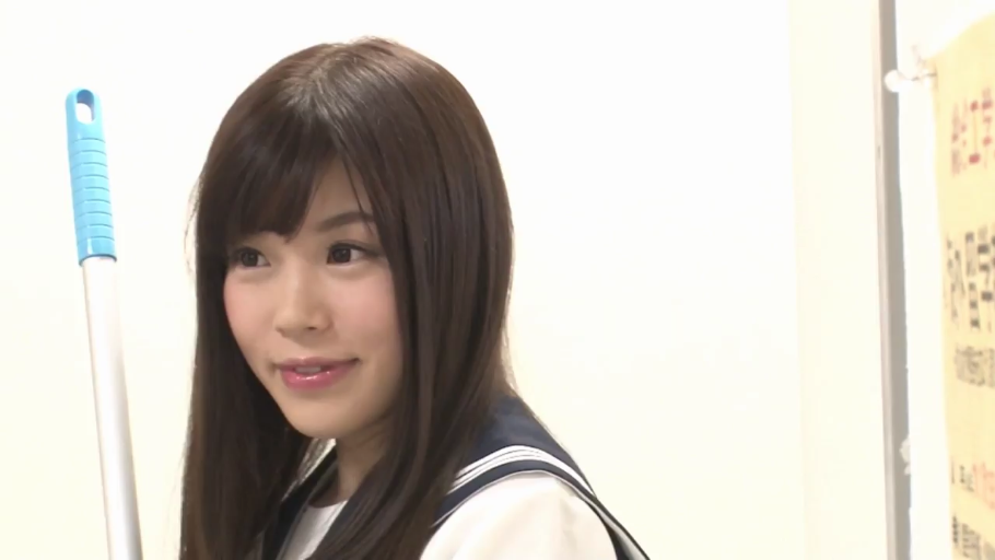 脸部特写 · 微笑 · 水手服 · 教室内 · 扫把