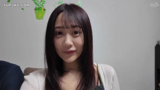 脸部特写 · 温柔 · 吊带上衣 · 室内卧室 · 背景有绿色盆栽墙贴