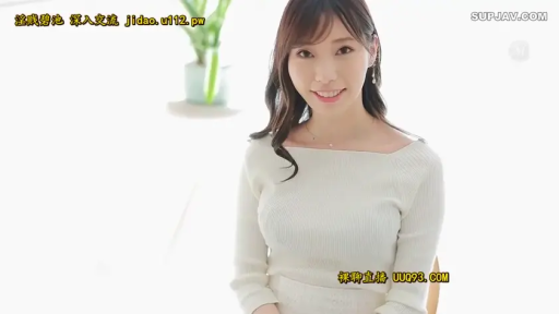 室内 · 坐姿 · 微笑 · 面对镜头 · 上半身 · 长发 · 饰品 · 白色紧身针织衫