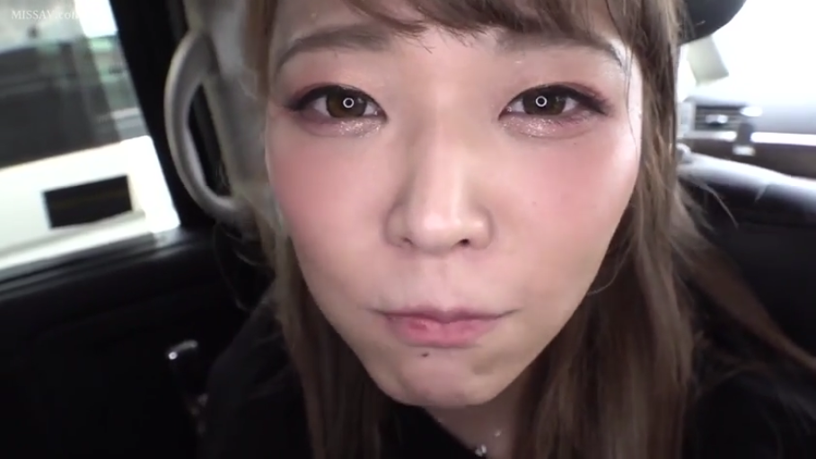 嘴部微张 · 眼部特写 · 黑色上衣 · 汽车后座 · 口交