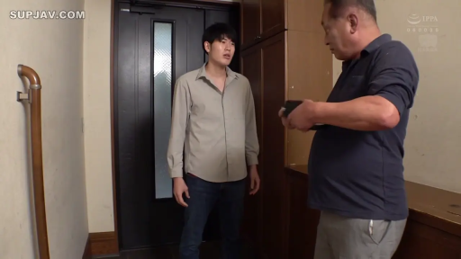 困惑 · 中景 · 钱包 · 长袖衬衫 · 室内玄关