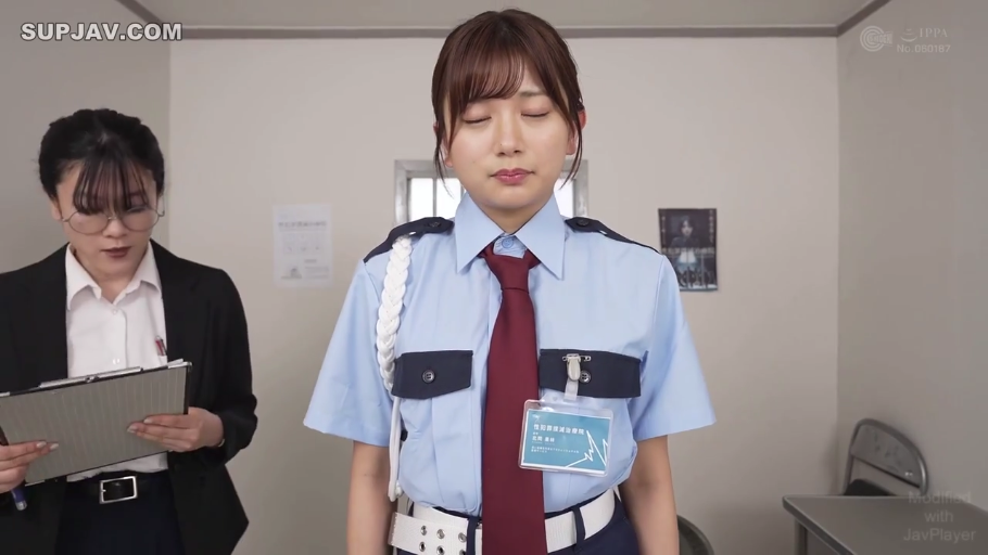 室内 · 站立 · 中景 · 制服