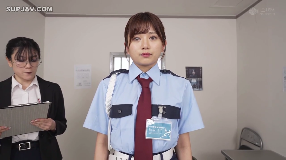 角色扮演 · 办公室 · 站立 · 中景 · 平静 · 直视 · 写字板 · 警服