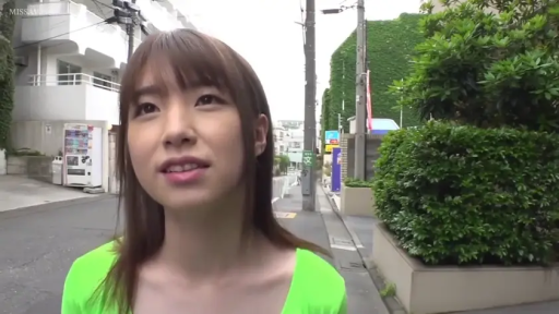 站立 · 面部特写 · 对视 · 户外街道 · 自然表情 · 日间 · 荧光绿上衣 · 背景自动贩卖机