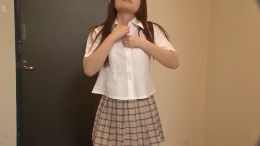 室内 · 平静 · 上半身特写 · 格子百褶裙