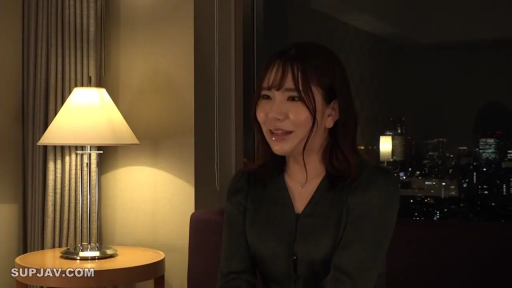 坐姿 · 微笑 · 台灯 · 半身 · 酒店 · 访谈 · 夜景 · 上衣