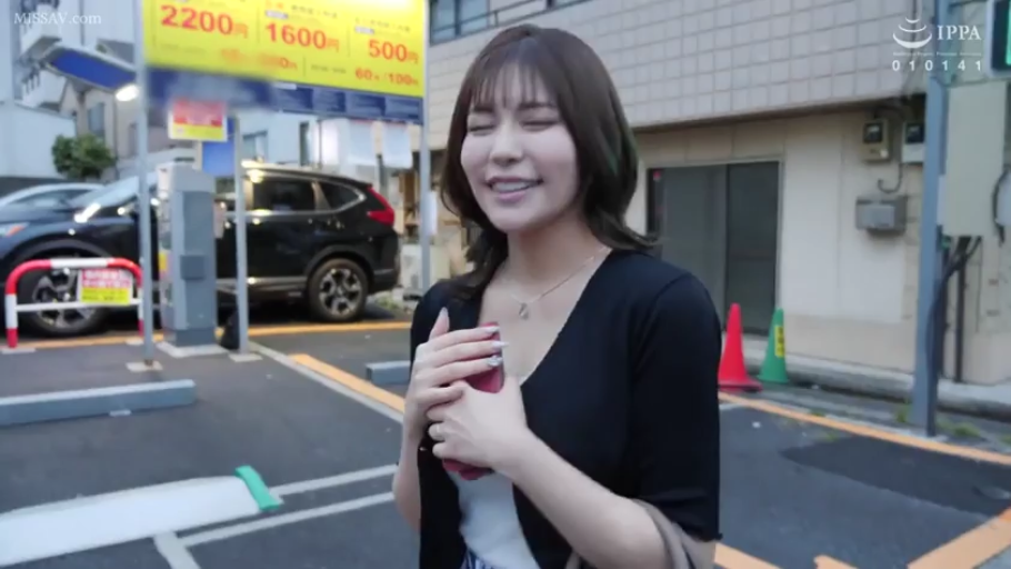 站立 · 半身 · 停车场 · 黑色开衫