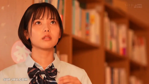 図書館 · 顔部のクローズアップ · 迷茫 · 浅色校服衬衫 · 暖色调光线