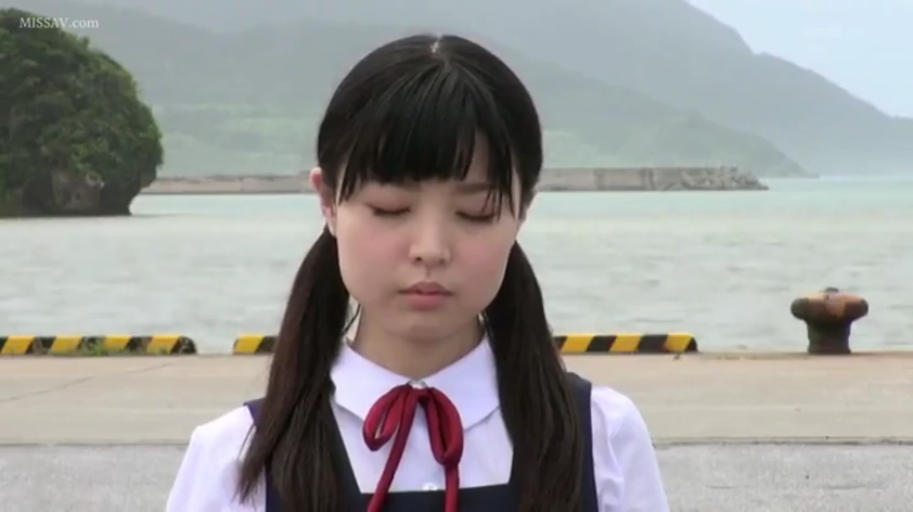 红领结 · 双马尾发型 · 无表情 · 港口 · 阴天