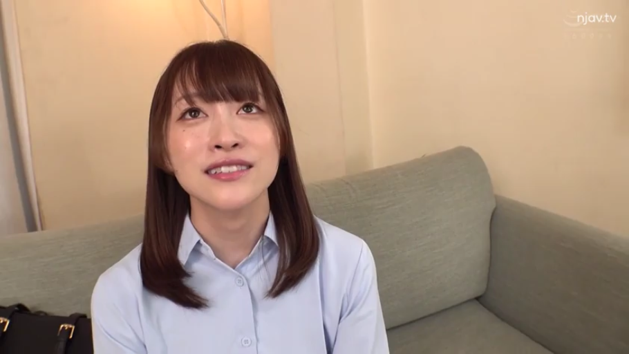 室内 · 坐姿 · 半身特写 · 浅蓝色衬衫