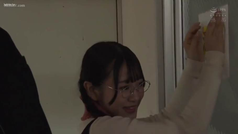 室内 · 眼镜 · 微笑 · 脸部特写 · 戴眼镜 · 白色长袖上衣