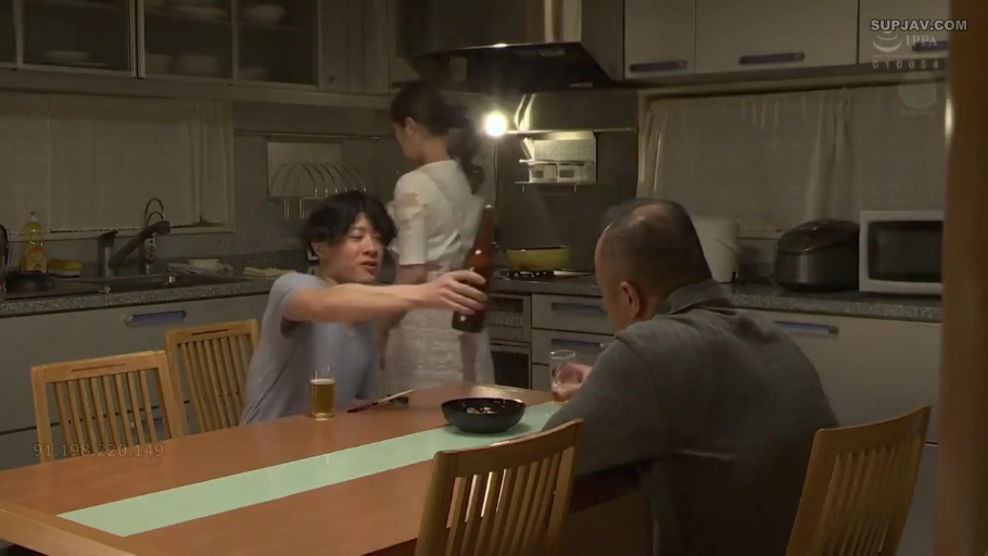 坐姿 · 全景 · 自然 · 厨房 · 饮酒 · 居家服 · 啤酒瓶 · 日本