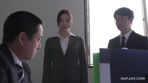 平静 · 办公室 · 灰色职业西装 · 文件架