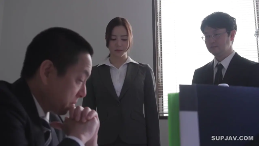 专注 · 办公室 · 深色西装外套 · 文件夹 · 中景镜头